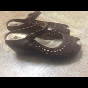 Ladies Shoes by White Mountain size 10W.Used-Good
